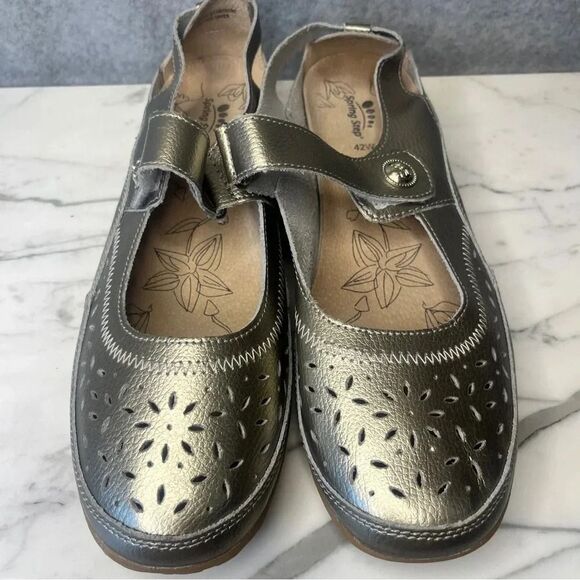 Women's Metallic Silver Mary Jane Shoes - Picture 3 of 9